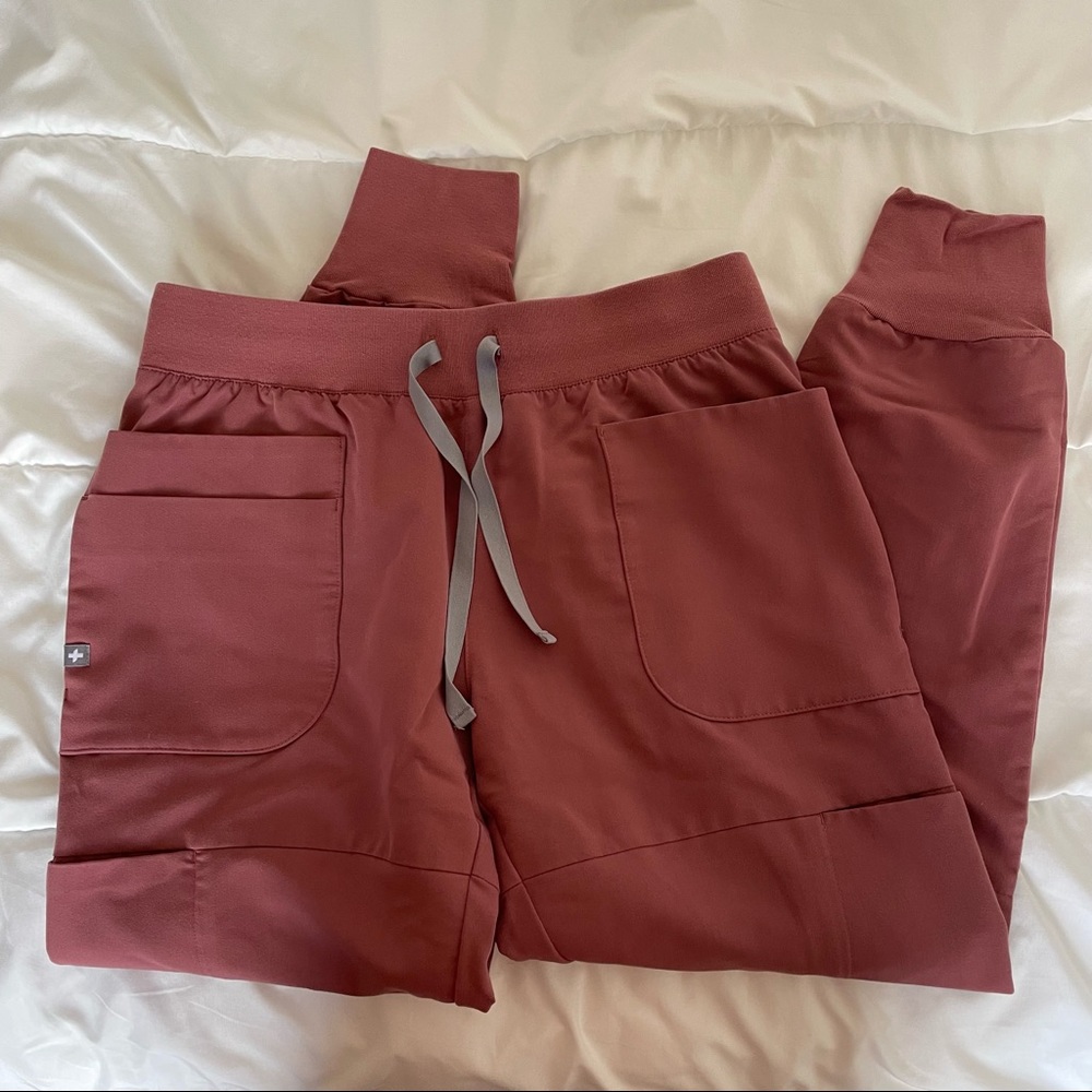 figs mauve Qua skinny jogger scrub pants